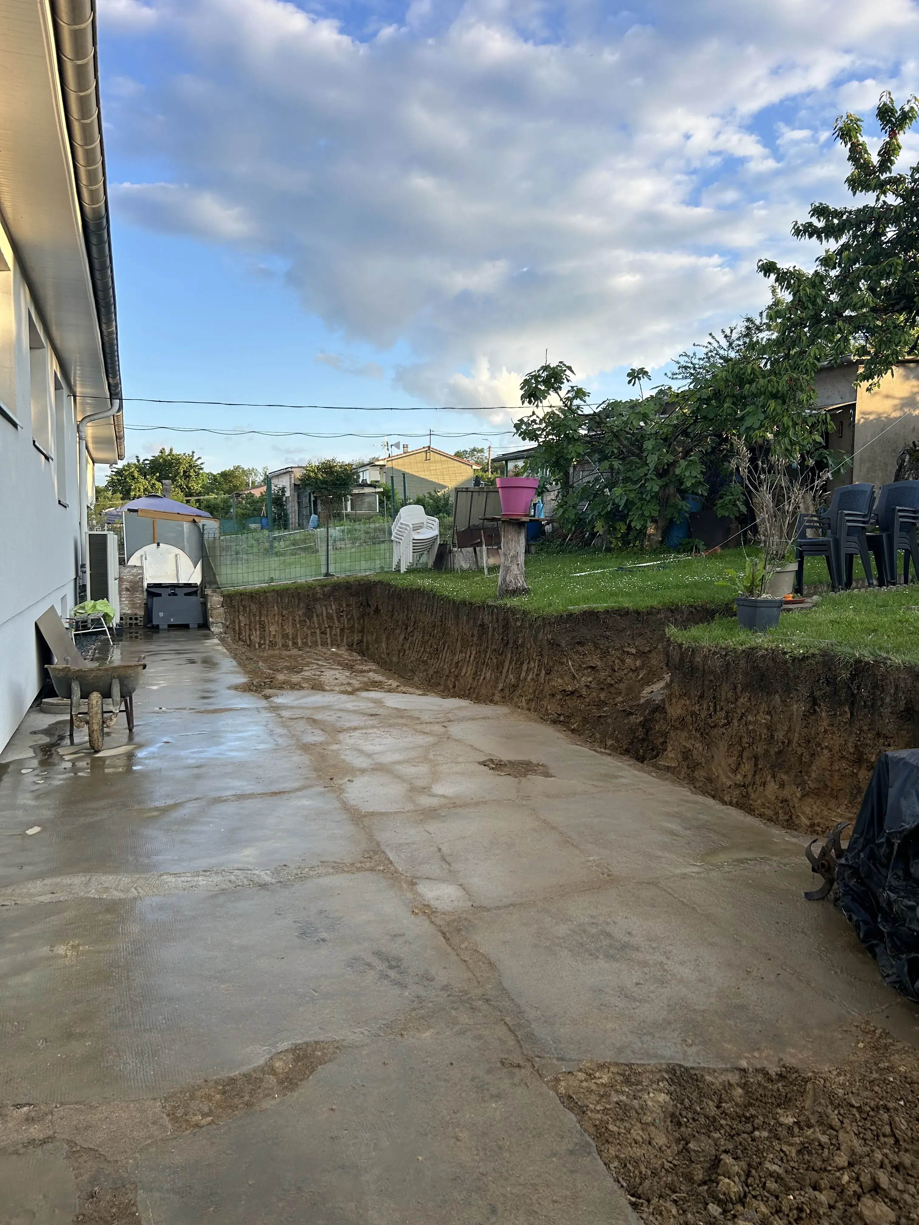 Chantier complet incluant la démolition de l'existant, l'agrandissement de la terrasse et la réalisation d'un mur de soutènement. Travaux structuraux réalisés avec précision pour garantir stabilité, durabilité et intégration esthétique à l'environnement.