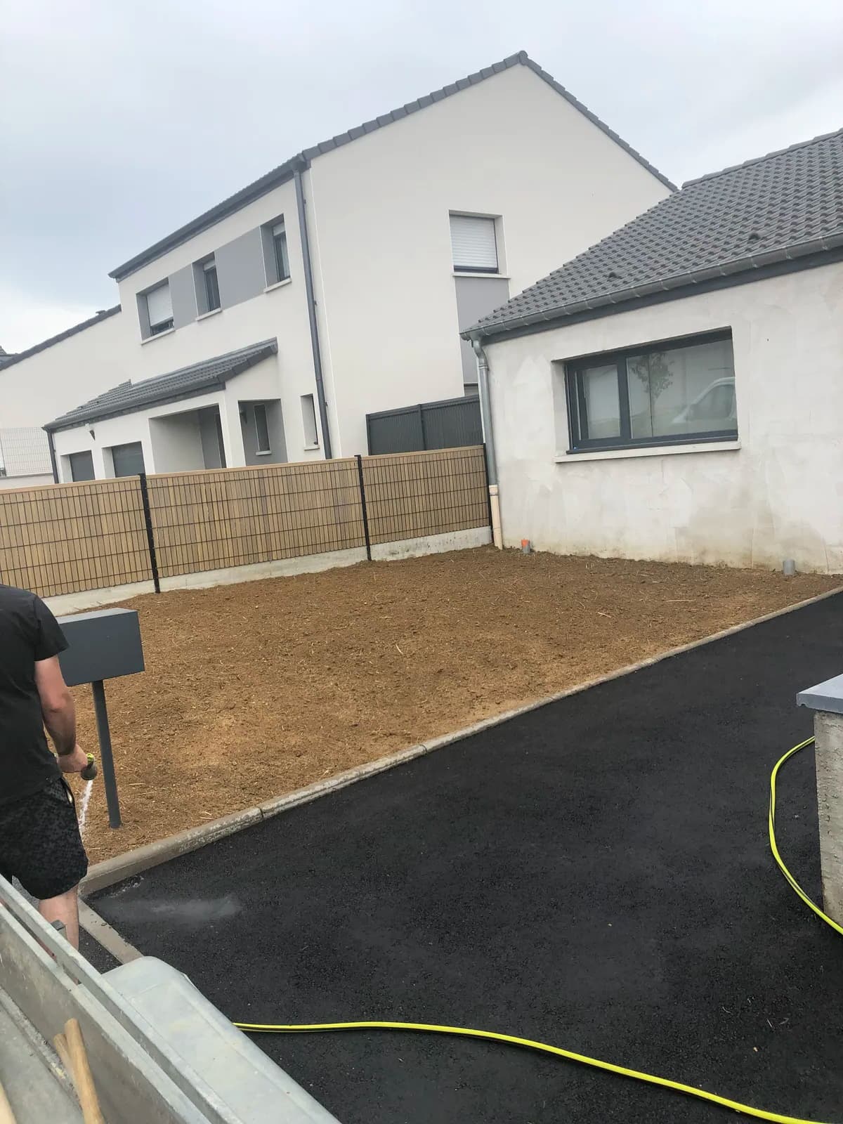 Intervention globale à Florange : débroussaillage, évacuation des végétaux et préparation du sol en vue de futurs aménagements.