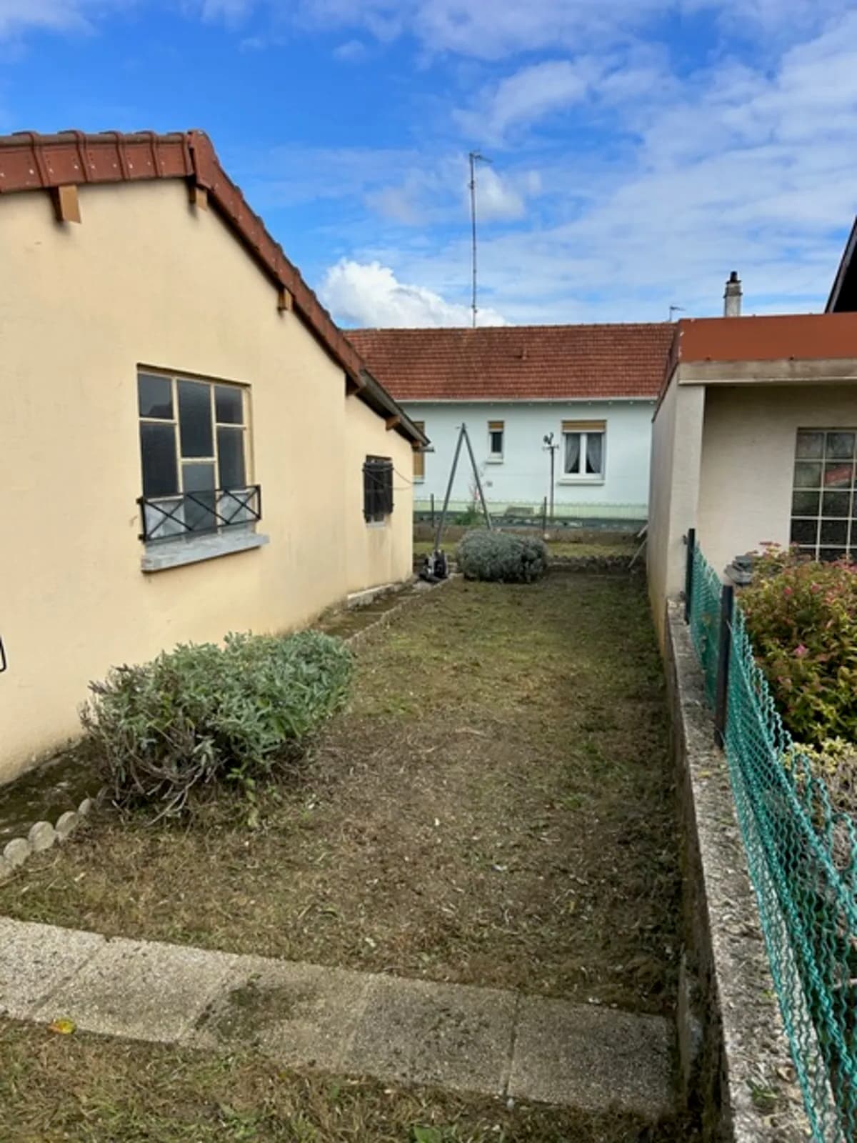 Débroussaillage complet à Jarny : nettoyage des zones envahies, coupe des herbes hautes et remise au propre du terrain pour une meilleure accessibilité.