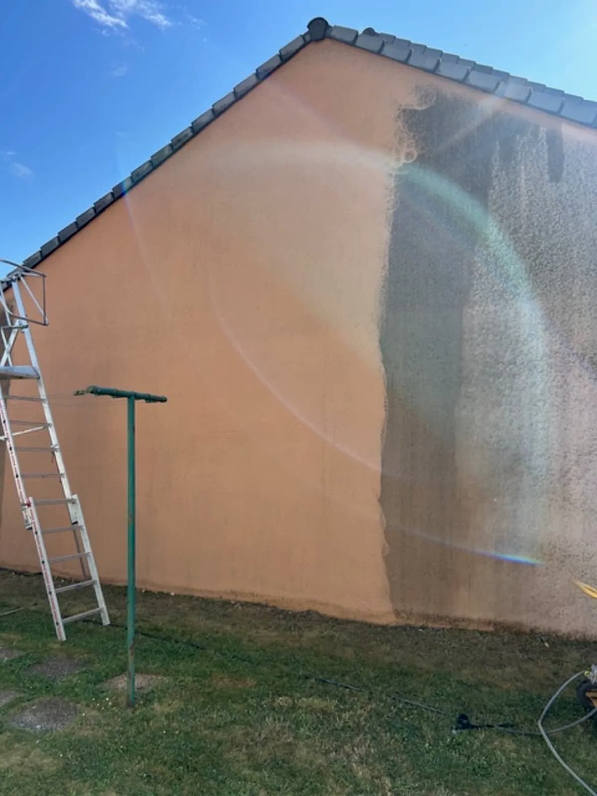Nettoyage haute pression de façade : élimination des salissures, mousses et traces de pollution pour redonner éclat et propreté au bâtiment. Intervention maîtrisée avec pression adaptée au support.