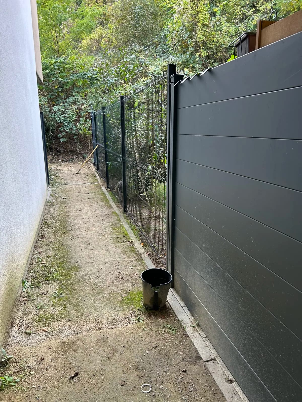 Installation de clôture avec alignement précis, scellement solide et finitions professionnelles. Solution durable pour sécuriser et délimiter le terrain.