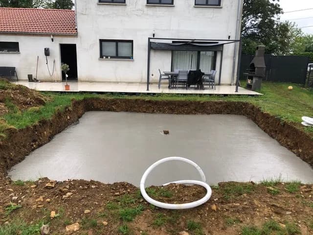 Préparation du terrain avec terrassement, mise à niveau et création d'une dalle béton adaptée pour l'installation d'une piscine hors sol et d'un cabanon de jardin. Base solide et finitions soignées pour des aménagements durables.